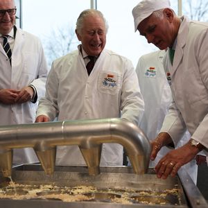 König Charles packt fröhlich in deutscher Käserei mit an!