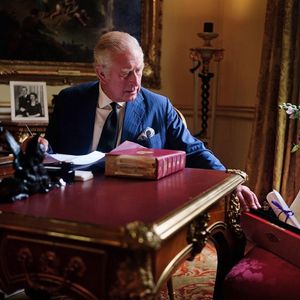 König Charles III. meistert seine ersten royalen Aufgaben