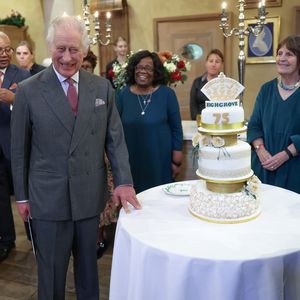 König Charles wird mit XXL-Geburtstagstorte überrascht!