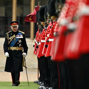 König Charles inspiziert die Irish Guards vor Militärparade!