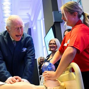 König Charles wird bei Erste-Hilfe-Kurs zum Scherzkeks