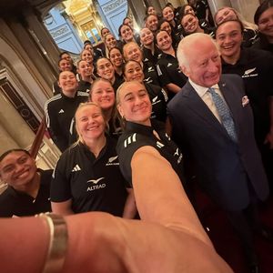 "Goldig": König Charles III. begeistert die Fans mit Selfie
