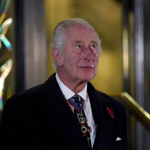 König Charles gedenkt seiner Eltern und wird sehr emotional