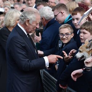König Charles und Camilla schütteln die Hände der Trauernden