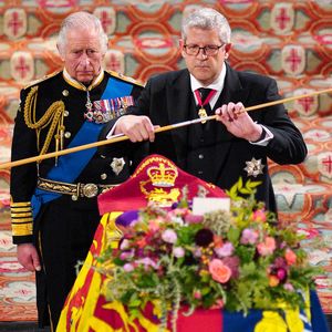 Warum zerbrach der Lord Chamberlain am Queen-Sarg den Stab?