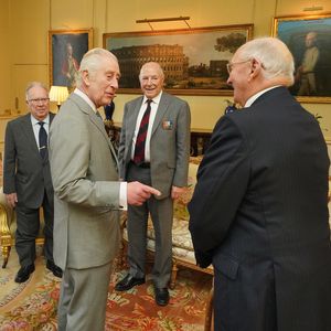 Trotz Krebs: König Charles empfängt Veteranen im Palast