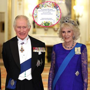 Das ist die Einladungskarte zur Krönung von König Charles!