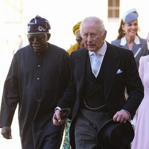 König Charles und der nigerianische Präsident Hand in Hand
