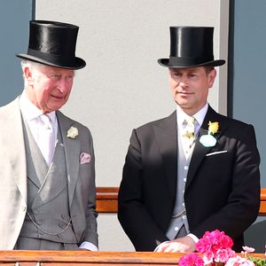 Historischer Moment: König Charles wird von Edward vertreten