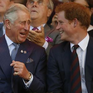 Nur ein Witz? König Charles glaubt, Harry trägt Abhörgeräte