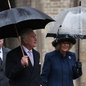 Ganz uneitel: Charles und Camilla tragen Regenschirme selbst