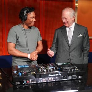 Neues Hobby? König Charles probiert sich bei Termin als DJ