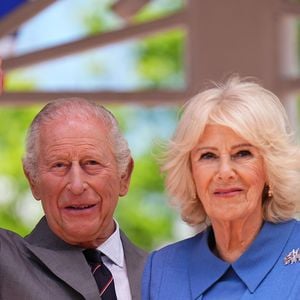 König Charles und Königin Camilla enthüllen neues Porträt