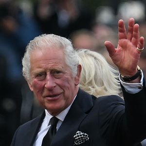 König Charles III. begrüßt Volk vor dem Buckingham Palace!