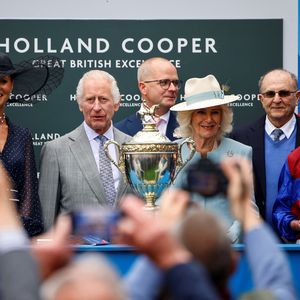 König Charles und Camilla strahlen bei Pferderennen in Epsom