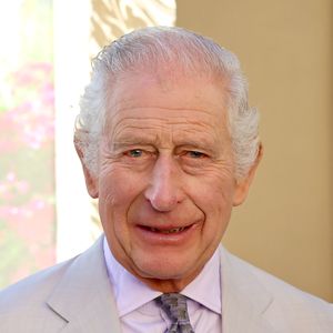 Buckingham Palace stellt ungesehene königliche Porträts aus!