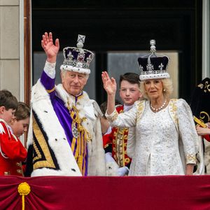 Offizielle Porträts von Charles und Camilla als Königspaar