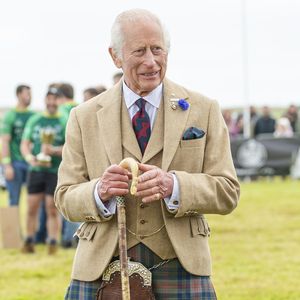 Im Kilt: König Charles III. besucht schottische Ehrengarde