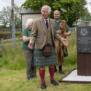 König Charles III. feiert ganz traditionell im Schottenrock!
