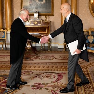 Zweiter Doku-Teil draußen: König Charles strahlt bei Audienz