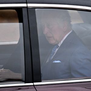 Sichtlich nervös: König Charles fährt zum Buckingham Palace!