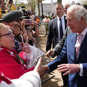 Kurz vor Krönung: König Charles und William treffen auf Fans