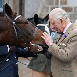 König Charles besucht die Pferde der Queen in Sandringham