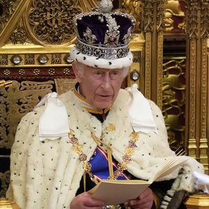 Patzer: König Charles kämpft bei Zeremonie mit seiner Robe