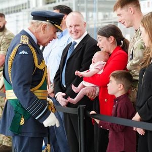 Süß: König Charles versucht ein weinendes Baby zu beruhigen