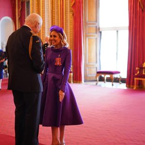 König Charles III. verleiht Amy Dowden königlichen Orden