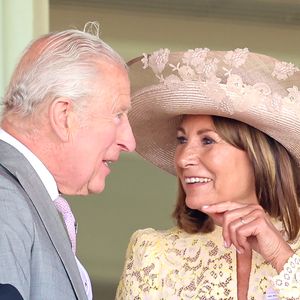 König Charles und Carole Middleton schäkern beim Royal Ascot