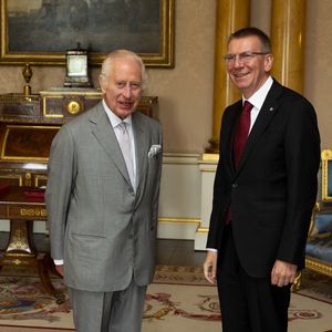 König Charles empfängt lettischen Präsidenten gut gelaunt!