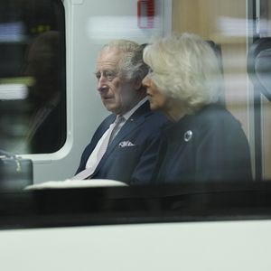 König Charles und Camilla sorgen mit ICE-Reise für Lacher!