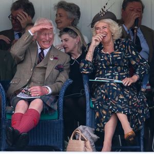 König Charles und Königin Camilla lachen gemeinsam Tränen