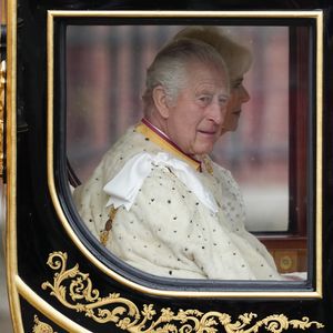 In goldener Kutsche: Das Königspaar auf dem Weg zur Krönung