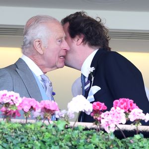 Selten: König Charles und Stiefsohn vertraut bei Royal Ascot