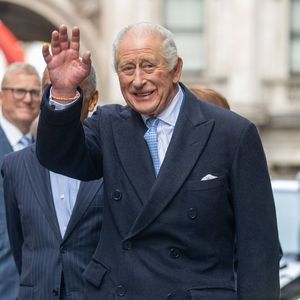 König Charles' Haarlocke ist für nette 9.000 Euro zu haben