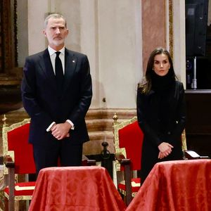 König Felipe und Königin Letizia zollen Flutopfern Tribut