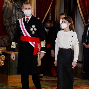 Rock-Blusen-Kombi: Königin Letizia bricht mit Tradition
