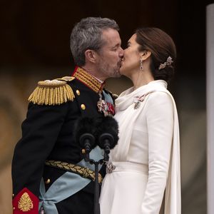 Fans: König Frederik und Marys Balkon-Kuss wirkte erzwungen!