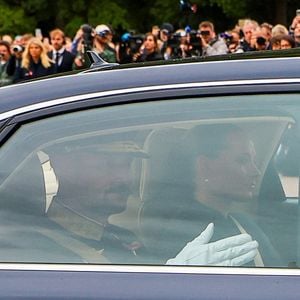 Erster Auftritt als König: Haakon erreicht den Palast