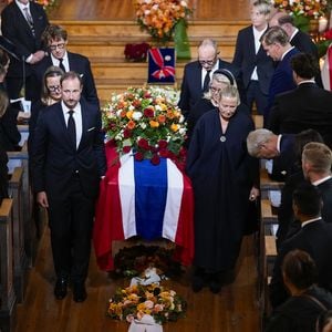 Haakon trug Astrids Sarg mit ihren Kindern aus der Kirche