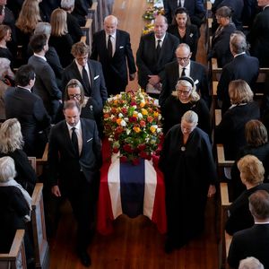 Die norwegische Königsfamilie lacht bei Astrids Beerdigung