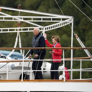 König Harald besucht Tochter Märthas Hochzeit auf Krücken