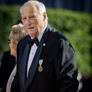 Norwegische Fußballspiele ehren König Harald mit Gedenkfeier
