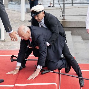 Ups! König Harald von Norwegen stolpert während Auftritt