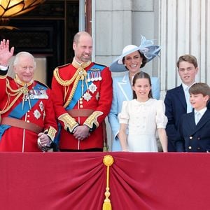 Trooping the Colour: Die britischen Royals winken vom Balkon