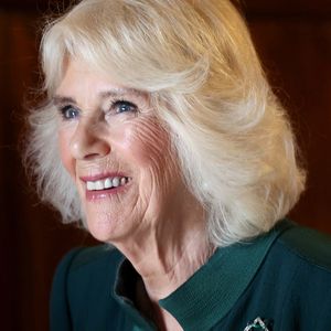 Ist alles halb so wild? Königin Camilla scherzt über Charles