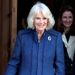 Königin Camilla heißt Gäste beim Literaturabend willkommen!