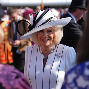 Königin Camilla ehrt Queen Elizabeth mit besonderer Brosche